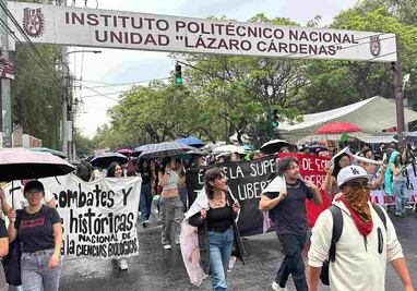 Estudiantes del IPN bloquean Circuito Interior en ambos sentidos frente al Casco de Santo Tomás; exigen mesa de diálogo