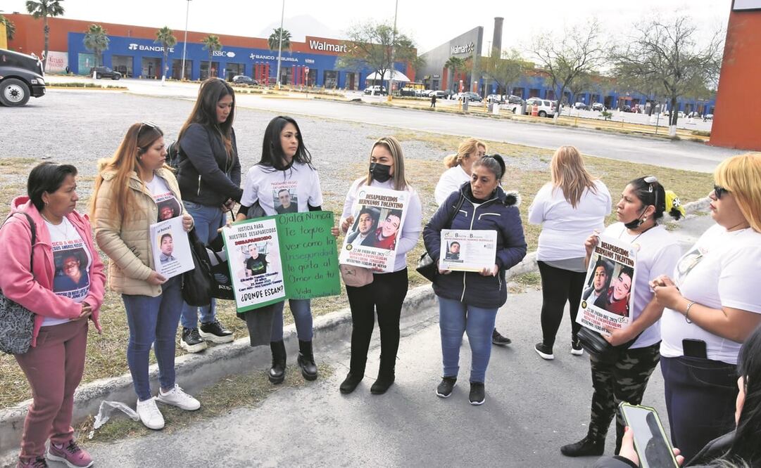 Miembros de Todos Somos Uno pegaron carteles con los rostros y datos de sus familiares. Foto: Emilio Vásquez / EL UNIVERSAL