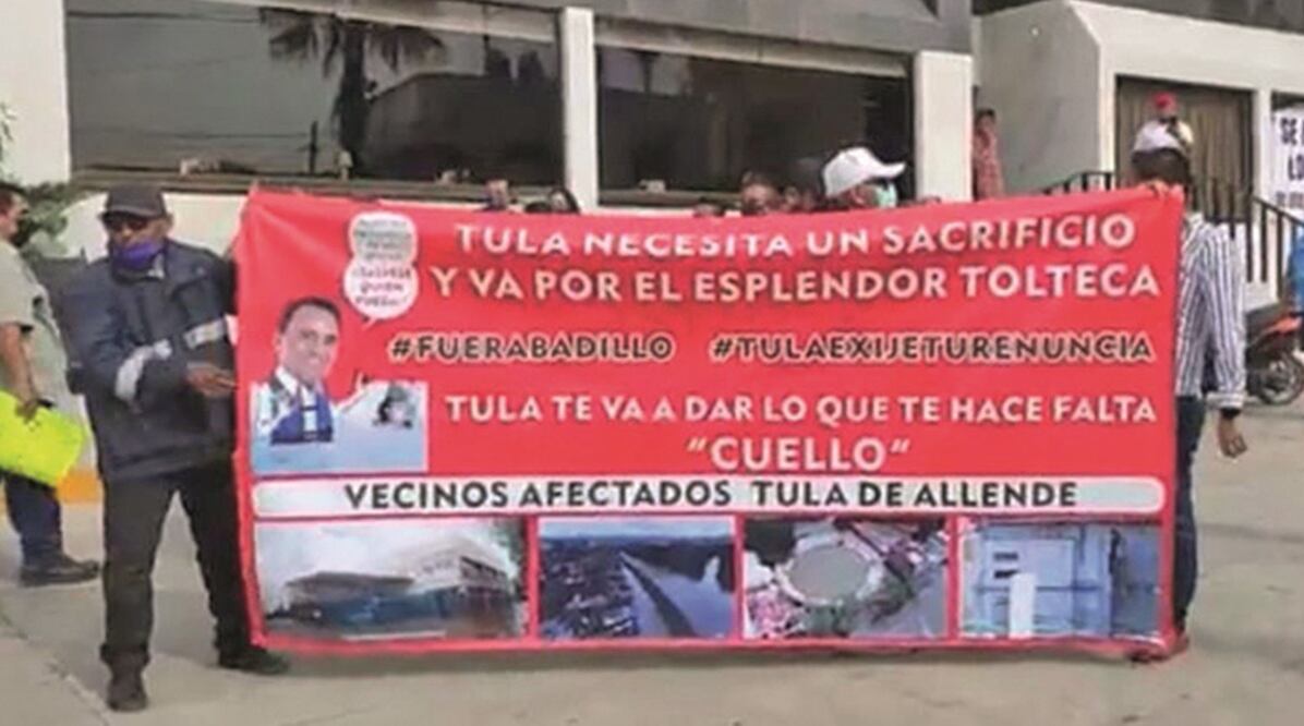 Manifestantes se aglomeraron afuera del ayuntamiento, donde exigieron una audiencia con el edil Manuel Hernández. Foto> Especial