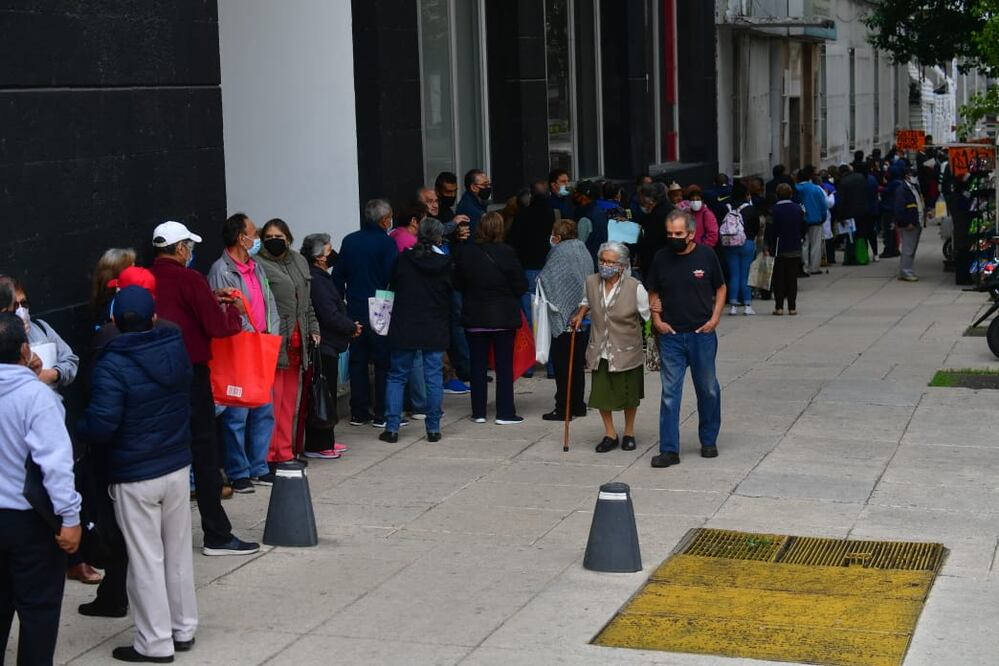 Por Tarjeta del Bienestar, adultos mayores hacen largas filas. Foto: Hugo García / EL UNIVERSAL