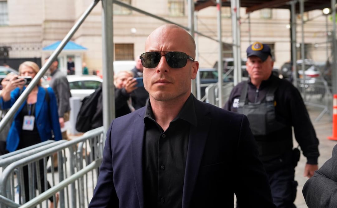 Gannon Ken Van Dyke sale de un edificio de un tribunal federal en Nueva York el martes 28 de abril de 2026. Foto: AP