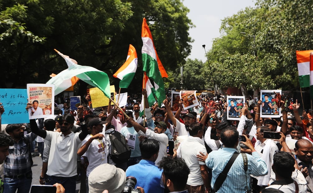Los manifestantes, que se reunieron en la capital desde varios puntos del país, se congregaron portando platos, cucharas metálicas y la Constitución india como símbolo. Foto: EFE