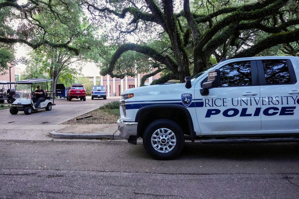 Un vehículo de la policía de la Universidad Rice, después de un aparente asesinato-suicidio en Jones College, una universidad residencial de la Universidad Rice, según las autoridades el lunes 26 de agosto de 2024 en Houston. Foto: AP