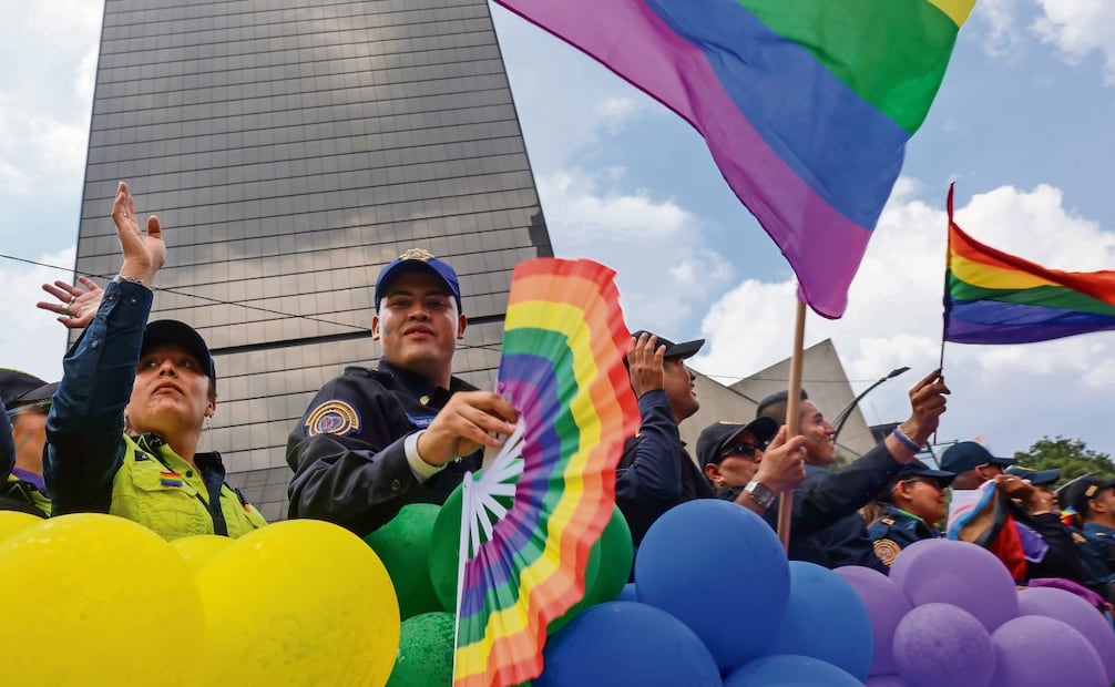 Cientos de personas se mostraban con orgullo, mientras otros enseñaban sus cuerpos sin sentir el frío o la lluvia, sólo emoción, entrega y pasión en el día más multicolor del año. Foto: GABRIEL PANO/EL UNIVERSAL