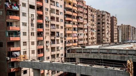 Egipto construye autopista a 50 centímetros de un edificio residencial 
