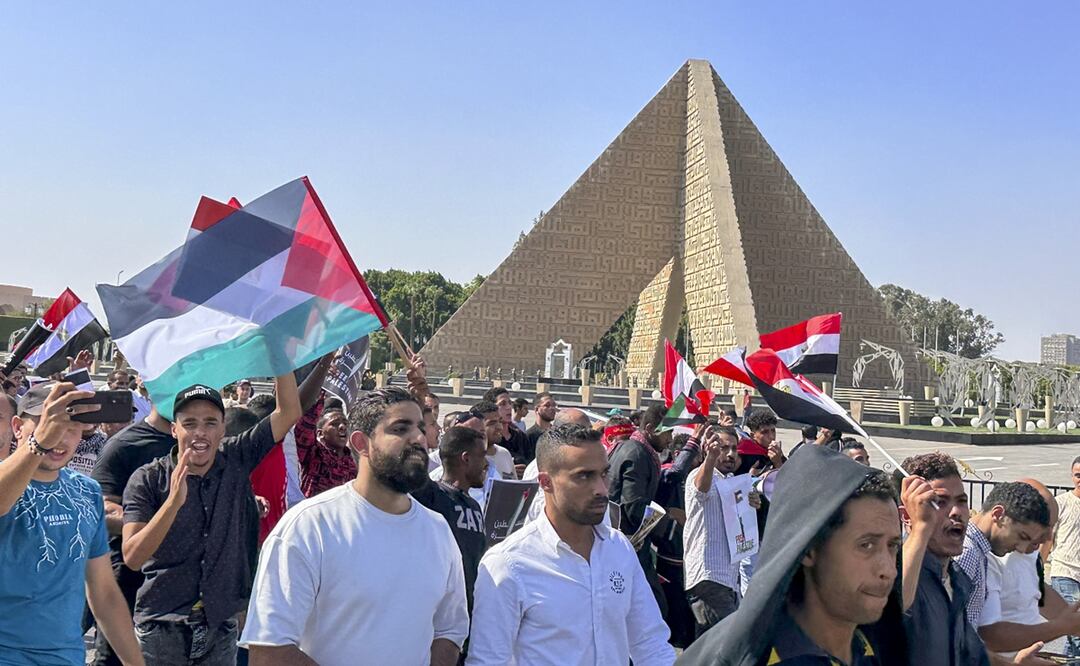 Asistentes a las protestas en El Cairo a favor de Palestina y en contra del desplazamiento de los palestinos de la Franja de Gaza a la península egipcia del Sinaí por la guerra entre Hamás e Israel. Foto: EFE