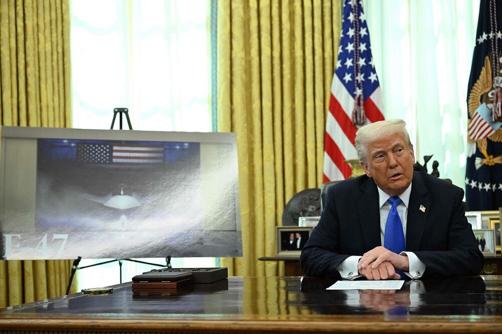 El presidente de Estados Unidos, Donald Trump, habla en la Oficina Oval de la Casa Blanca en Washington, D.C., el 21 de marzo de 2025. Trump adjudicó el contrato del caza de combate F-47 de nueva generación a Boeing. Imagen de referencia. Foto: AFP