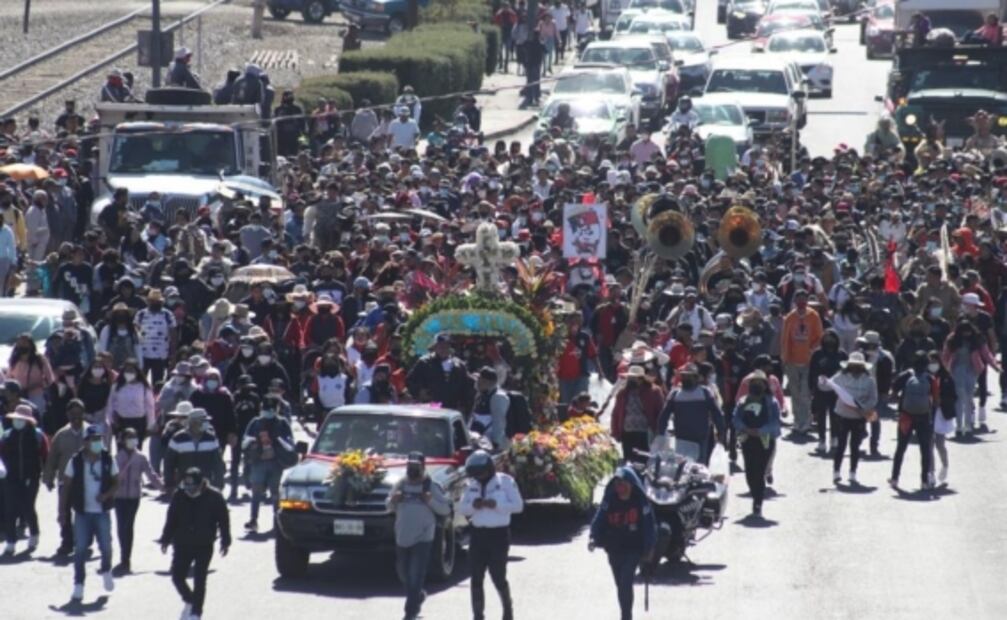 Ómicron no frena fiesta patronal: sin sana distancia ni cubrebocas recorren calles de Toluca 
