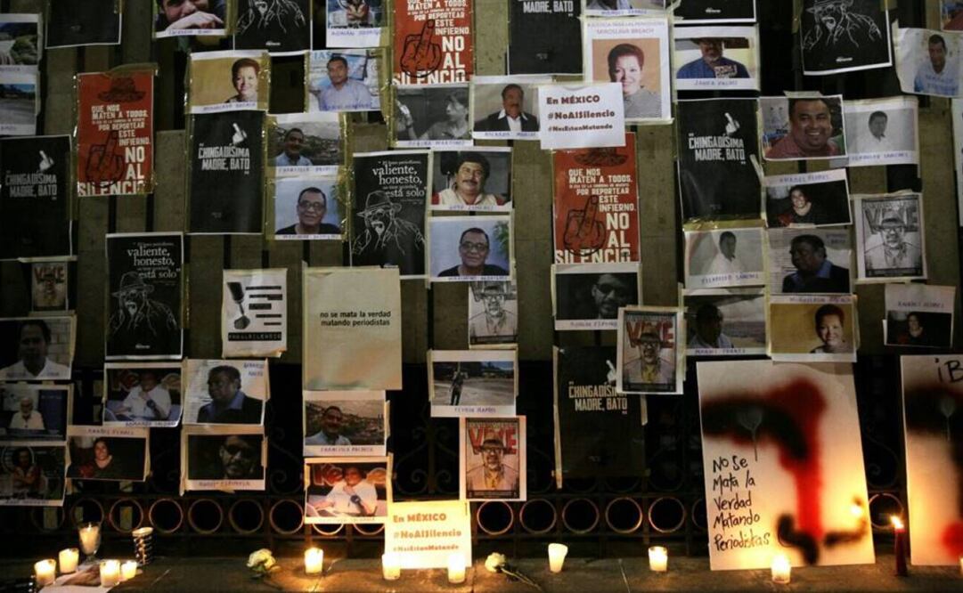 Recuerdan a periodistas asesinados con mural frente a la Segob. (Xinhua)