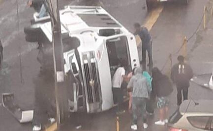 Microbús se vuelca tras granizada en Atizapán de Zaragoza