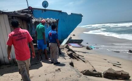 Mar de fondo daña viviendas en Costa Chica de Guerrero