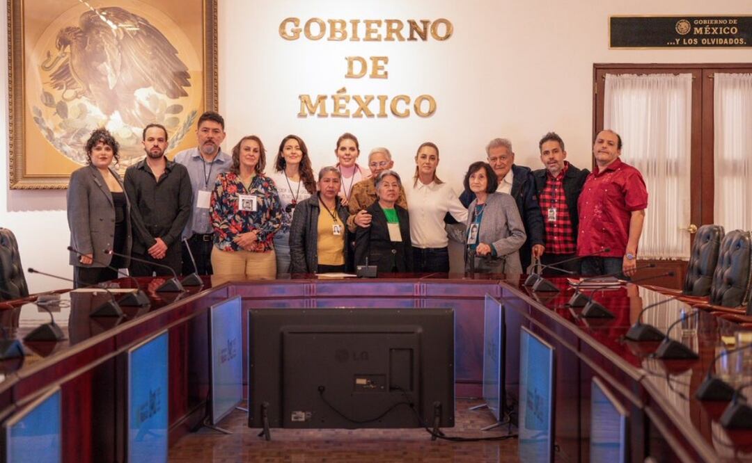 Claudia Sheinbaum durante reunión en Palacio Nacional con integrantes de la organización Comité Eureka (30/08/2025). Foto: X (@Claudiashein)