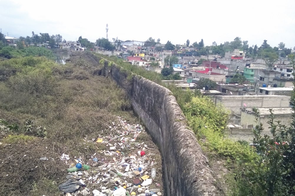 En algún tiempo en el agua de la presa Angulo era limpia y en ella vivían diferentes especies animales, pero en la actualidad es un depósito de aguas negras. (Juan Manuel Barrera. EL UNIVERSAL)