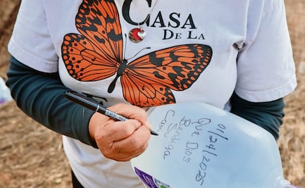 Con galones de agua salvan vidas en el desierto