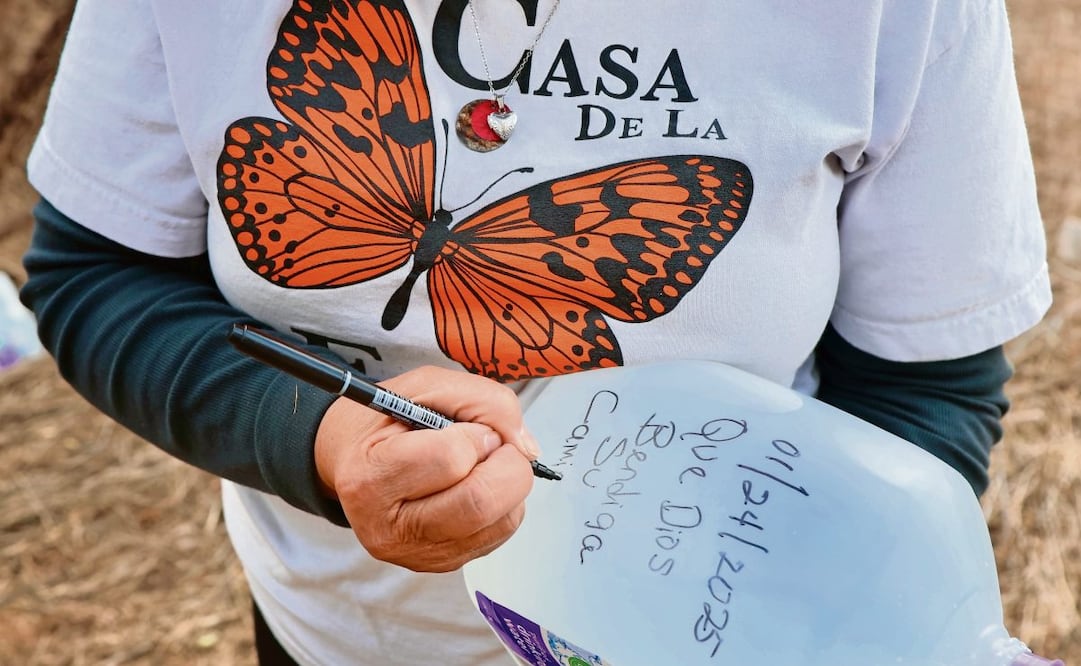 Los activistas escriben mensajes de apoyo en las botellas de agua que dejan para los migrantes. (28/01/2025) Foto: Valente Rosas