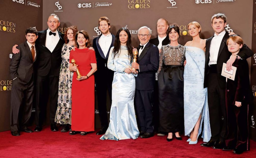 Zhao, quien además produjo y escribió el guion, subió al escenario por el Globo de Oro a Mejor Película, en compañía de Steven Spielberg, productor del filme, y de todo el elenco. Foto: AFP