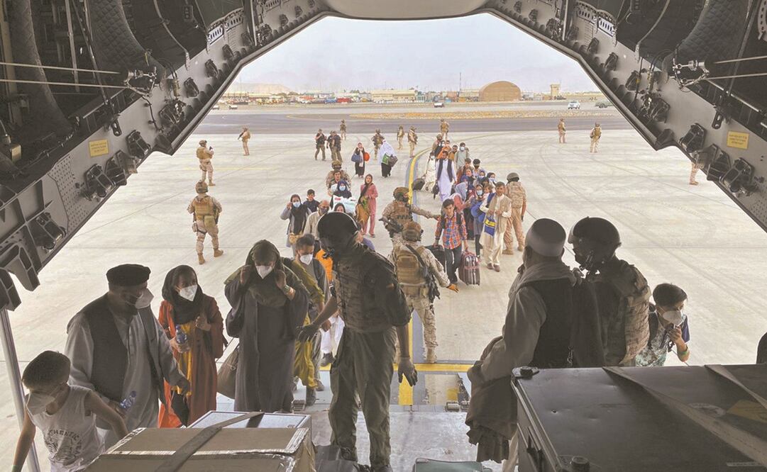Personas abordan un avión A400 de la fuerza aérea española como parte de un plan de evacuación en el aeropuerto de Kabul. Foto: AP.