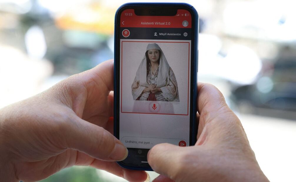 Una mujer consulta un teléfono mientras utiliza el portal gubernamental albanés "E-Albania", ahora con la ayuda del avatar "Diella", ministro del gabinete con inteligencia artificial, en Tirana el 12 de septiembre de 2025. El primer ministro de Albania anunció el 11 de septiembre de 2025 que el avatar "Diella", con inteligencia artificial, se convertirá en el primer ministro del gabinete con inteligencia artificial "creado virtualmente" y se encargará de la contratación pública, en un intento por reducir la corrupción. Foto: AFP