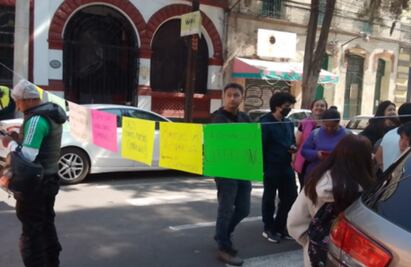 Con bloqueo, exigen la entrega de certificados en escuela privada de la colonia Santa María La Ribera