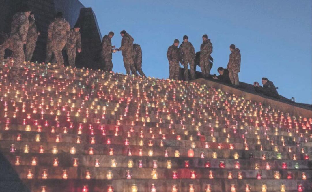 Los militares ucranianos colocaron velas frente al Monumento a la Patria, en Kiev, durante una ceremonia de conmemoración del día número mil de la invasión rusa a su país. Foto: Roman Pilpey / AFP