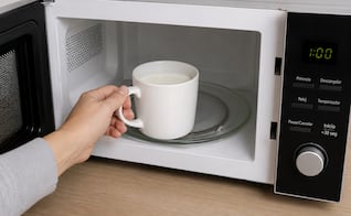 Por qué no es recomendable calentar agua y leche en el microondas