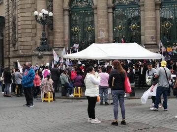 Asamblea de Barrios bloquea accesos al Congreso de la CDMX