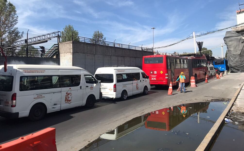 Intensa carga vehicular sobre Eje 1 norte Talleres Gráficos desde Calle 3 hasta Circuito Interior, alternativa vial Calzada Ignacio Zaragoza. Foto: Juan Carlos Williams