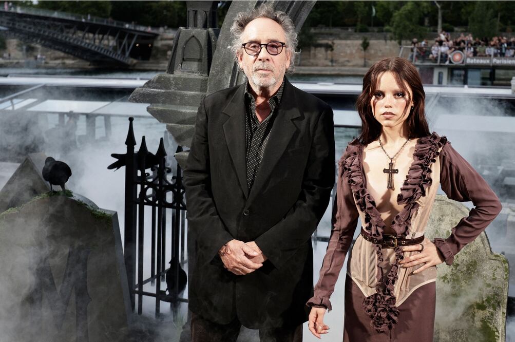 El director estadounidense Tim Burton (izq.) y la actriz estadounidense Jenna Ortega posan durante el estreno de la segunda temporada de la serie de misterio sobrenatural de Netflix "Wednesday" en París el 31 de julio de 2025. Foto: STEPHANE DE SAKUTIN / AFP.