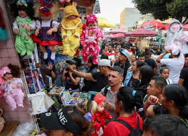 FOTOS Día de Reyes: Ayudantes de Melchor, Gaspar y Baltazar abarrotan Tepito; SSC despliega operativo