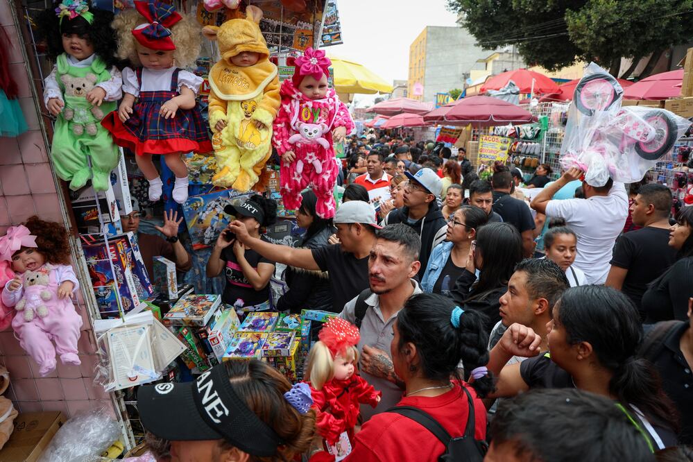 Los ayudantes de los Reyes Magos abarrotan Tepito desde este sábado 4 de enero. (Foto: Luis Camacho/ EL UNIVERSAL)