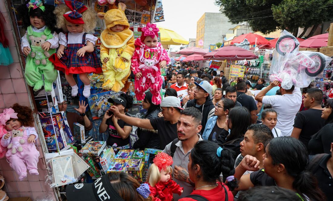 Los ayudantes de los Reyes Magos abarrotan Tepito desde este sábado 4 de enero. (Foto: Luis Camacho/ EL UNIVERSAL)