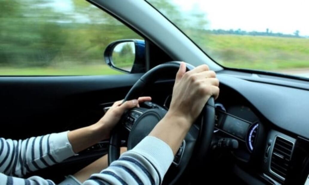 Cómo desinfectar el volante de tu auto con elementos caseros