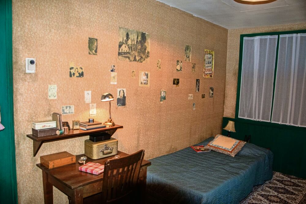 La muestra incluye una recreación de las pequeñas habitaciones donde se escondió Ana Frank con su familia durante 25 meses, así como variados objetos de la vida cotidiana. Foto: Gabriel Pano / EL UNIVERSAL