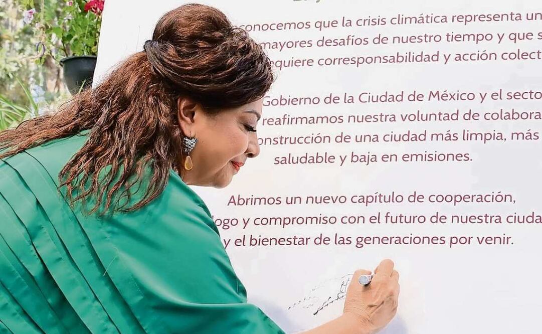 Clara Brugada y empresarios firmaron un acuerdo para reducir emisiones. (02/04/2025) Foto: Especial