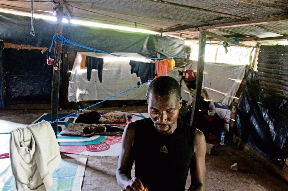 Los indocumentan viven en cuartos que tienen un sanitario y lavadero. Duermen en sucias colchonetas y plásticos que heredan a los que van llegando. Algunos de los extranjeros piden dinero en el centro de la ciudad (MARÍA DE JESÚS PETERS. EL UNIVERSAL)