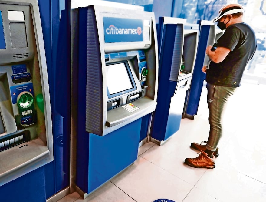 Expertos consideranque la banca tradicional mantendrá de forma estratégica sus sucursales.. Foto: Archivo / EL UNIVERSAL