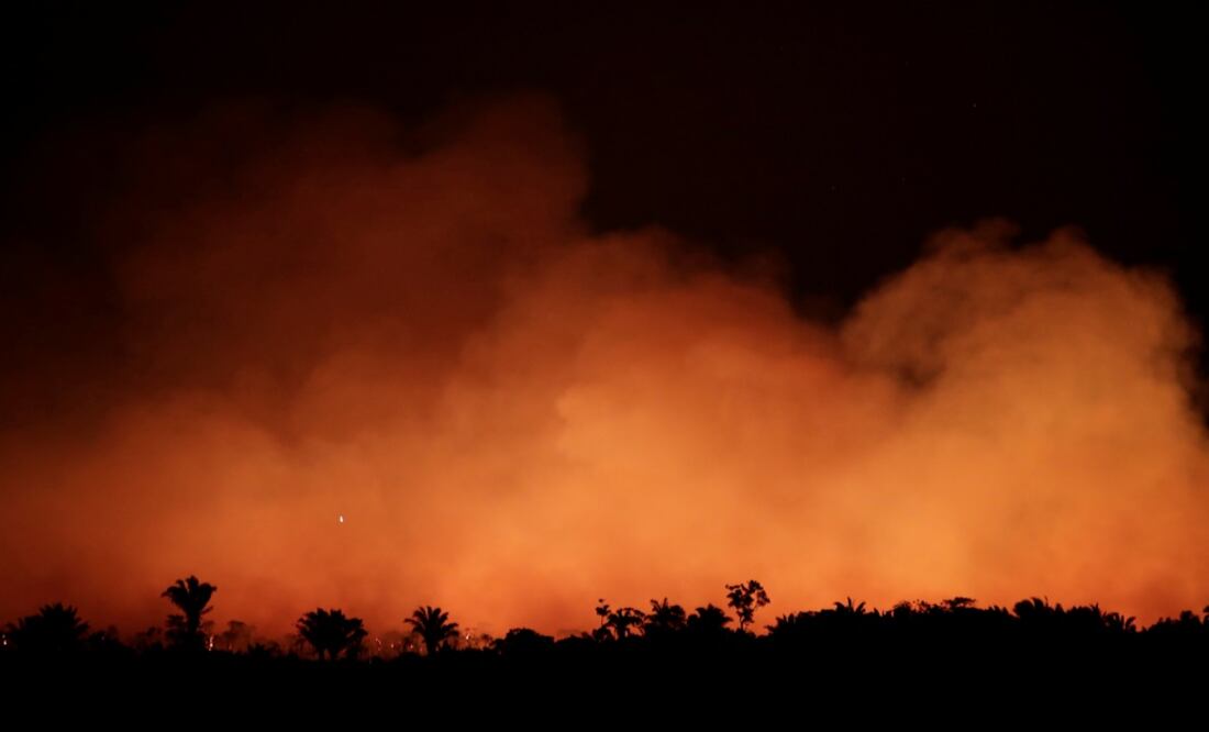 Smoke is stirred during a fire in an area of the Amazon rainforest near Humaita, Amazonas state, Brazil - Photo: Ueslei Marcelino/REUTERS