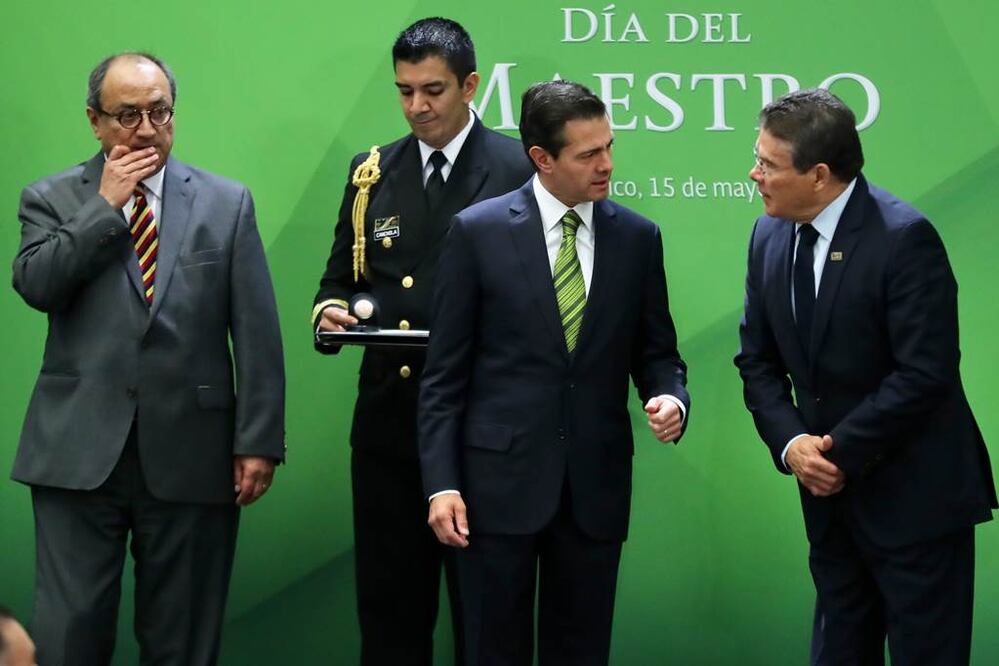 El secretario de Educación Pública, Otto Granados, se lleva la mano a la boca en el Día de los Maestros.
Afirma que no es honesto ni decente destruir la reforma educativa y con ello eliminar las posibilidades de una mejor vida para los maestros y alumnos.