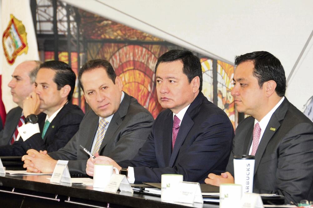 El secretario de Gobernación, Miguel Ángel Osorio Chong (tercero de izq. a der.) , destacó la labor de la administración de Eruviel Ávila (centro) (SEGOB)