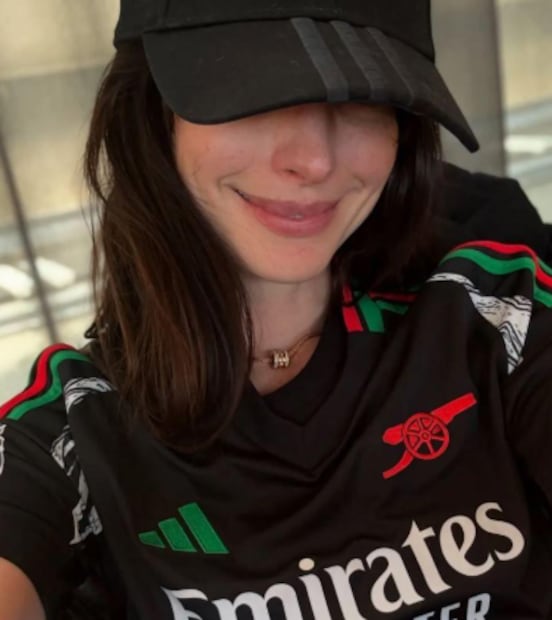 Anne Hathaway confesó su afición por el Arsenal