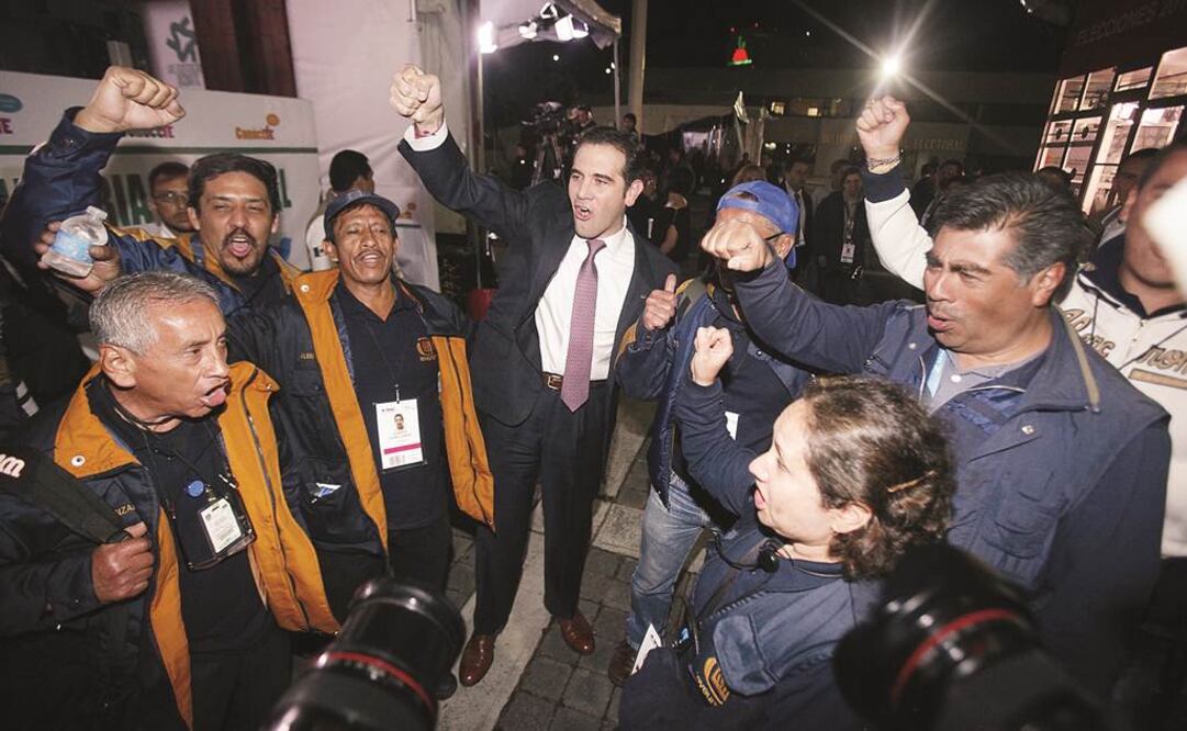 El consejero presidente del INE, Lorenzo Córdova Vianello, salió en la madrugada de ayer al exterior del edificio del instituto para gritar un Goya junto con los trabajadores, y festejar así el éxito en la organización de la jornada electoral en todo el p