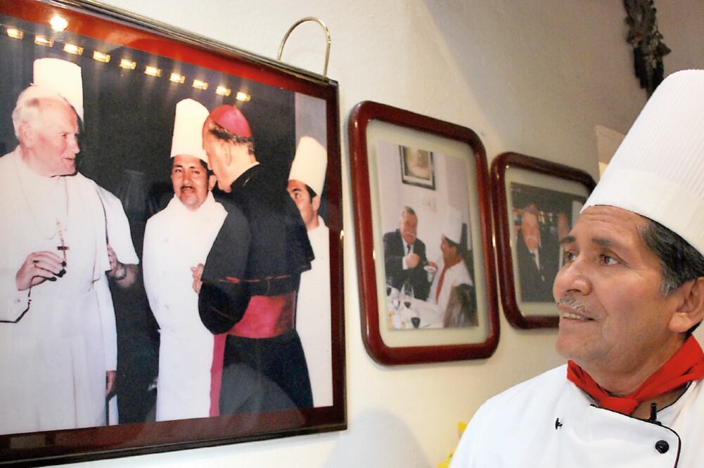 El chef Benjamín Ibáñez cocinó para el papa Juan Pablo II durante su segunda visita a México, en 1990, lo cual califica como un suceso que le cambió la vida para bien (TANYA GUERRERO. EL UNIVERSAL)