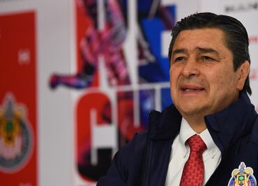 Luis Fernando Tena abre Twitter tras su ratificación como técnico de Chivas