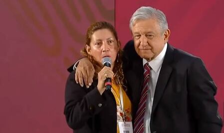 Locutora pide un abrazo a AMLO durante conferencia mañanera
