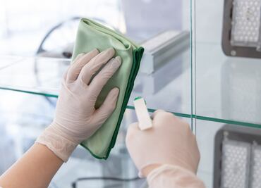 El truco infalible para limpiar las ventanas sin riesgo; TikTok revela técnica