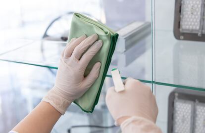 Serie de Netflix esconde el mejor truco para limpiar los cristales de tu hogar; esta es la técnica casera