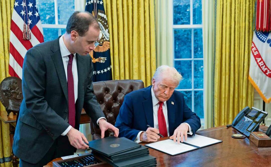En el Despacho Oval de la Casa Blanca, el presidente Donald Trump firmó medidas ejecutivas. Foto: EFE/Archivo