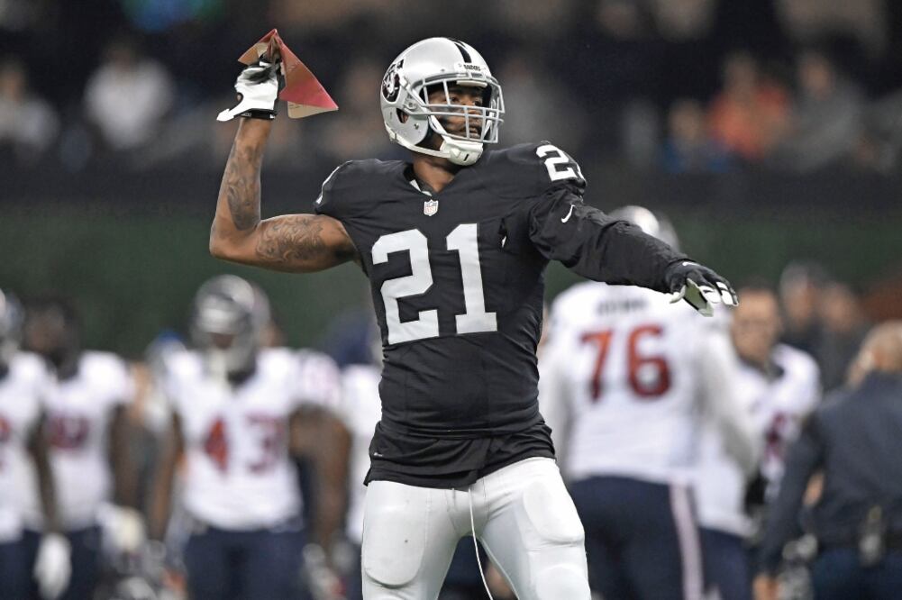 Sean Smith, cornerback de los Raiders de Oakland, lanza un avión de papel de los cientos que cayeron desde el graderío (KIRBY LEE. USA TODAY SPORTS)