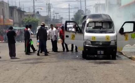 Delincuentes queman unidad de pasajeros en Neza