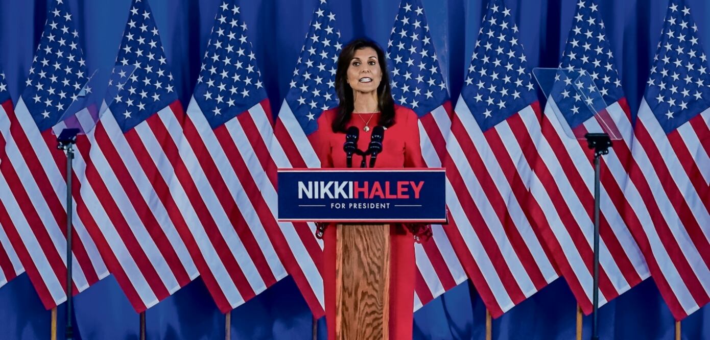 La precandidata republicana Nikki Haley, ayer al anunciar la suspensión de su campaña durante una conferencia de prensa en Charleston, Carolina del Sur. Richard Ellis. EFE.